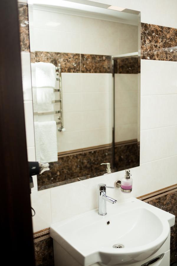 Charivne Ozero Hotell Korostyshiv Exteriör bild